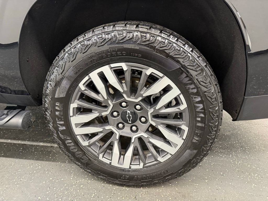 Used 2025 Chevrolet Suburban Z71 image 19