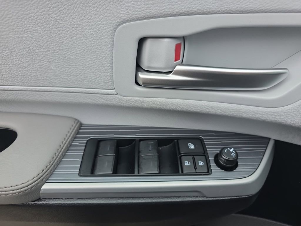 Used 2025 Toyota Sienna XLE image 22