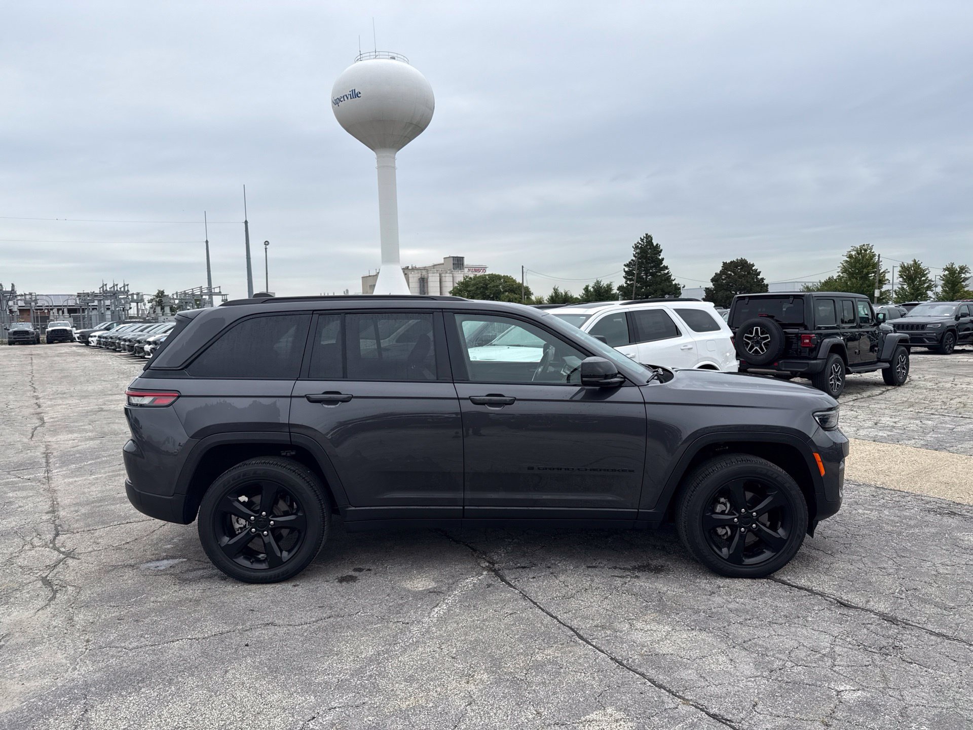 Used 2023 Jeep Grand Cherokee Altitude AWD/4WD image 5