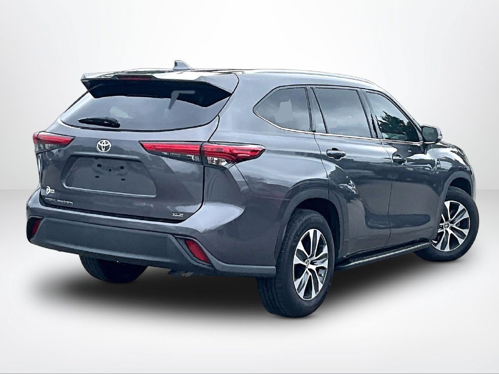 Used 2022 Toyota Highlander XLE FWD image 3