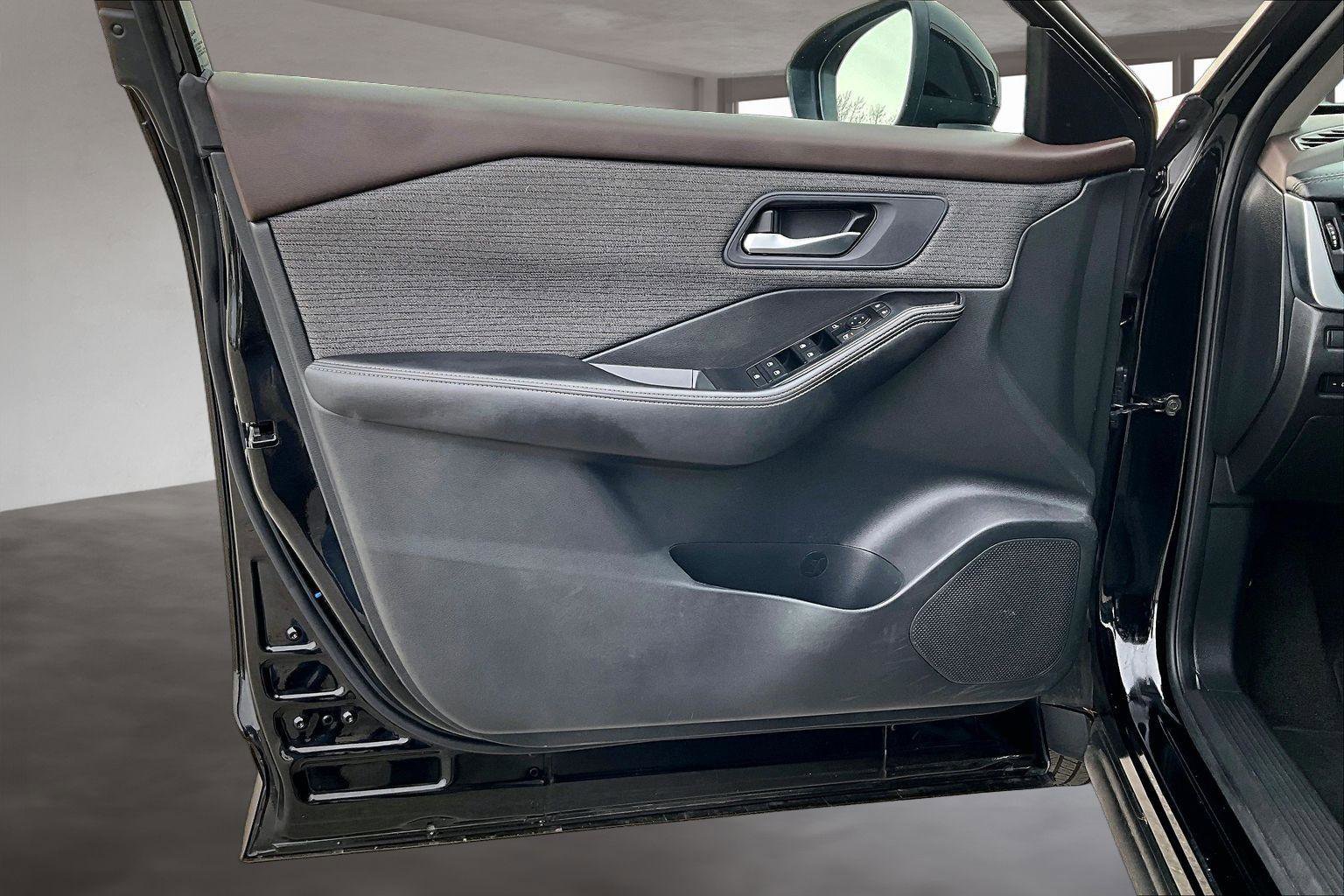 Used 2023 Nissan Rogue SV image 24