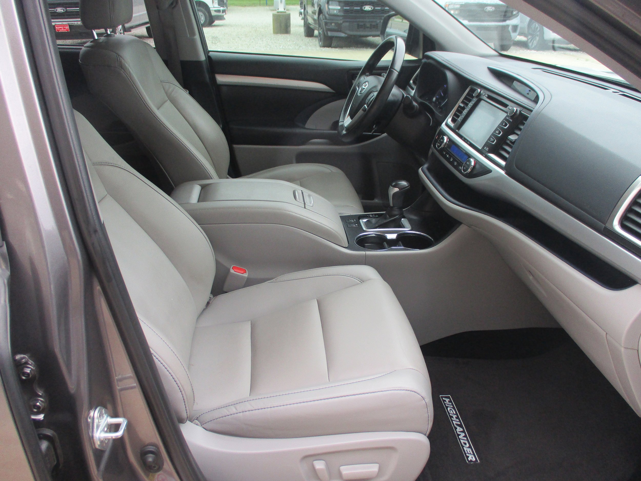 Used 2019 Toyota Highlander XLE FWD image 11