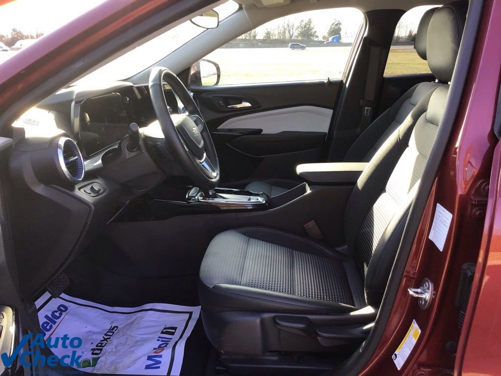 Used 2025 Chevrolet Trax LT w/ LT Convenience Package image 22