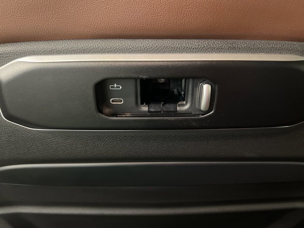 Used 2023 BMW X7 xDrive40i w/ Premium Package image 38