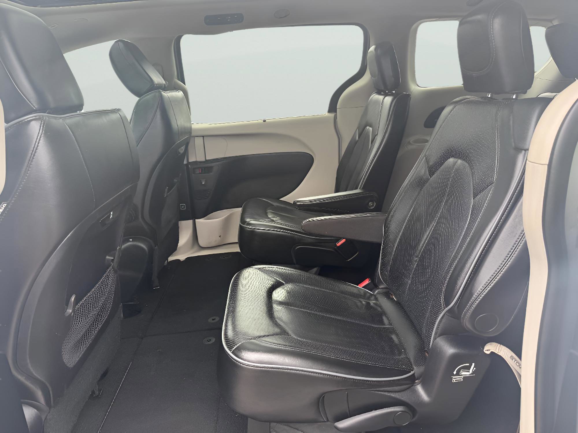 Used 2018 Chrysler Pacifica Limited FWD image 11