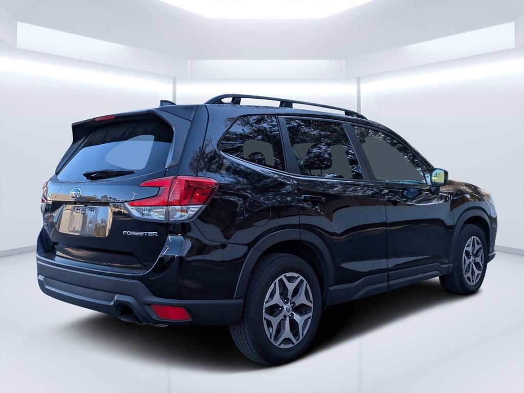Used 2023 Subaru Forester Premium image 3