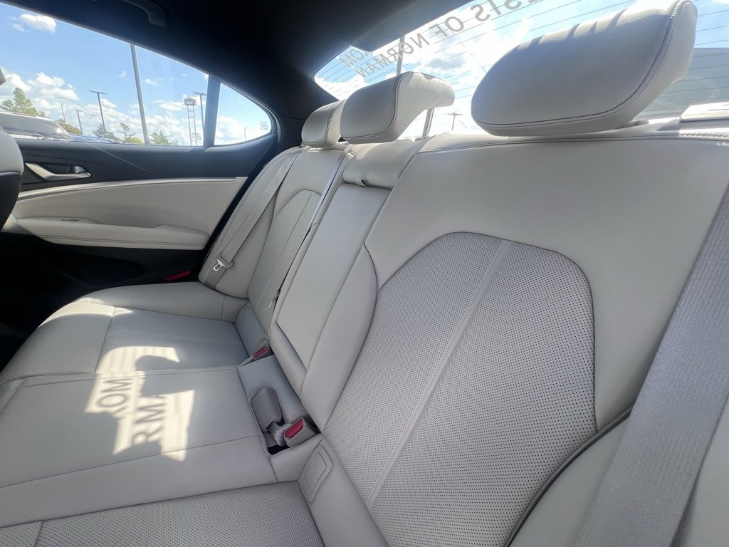 Used 2025 Genesis G70 2.5T image 9