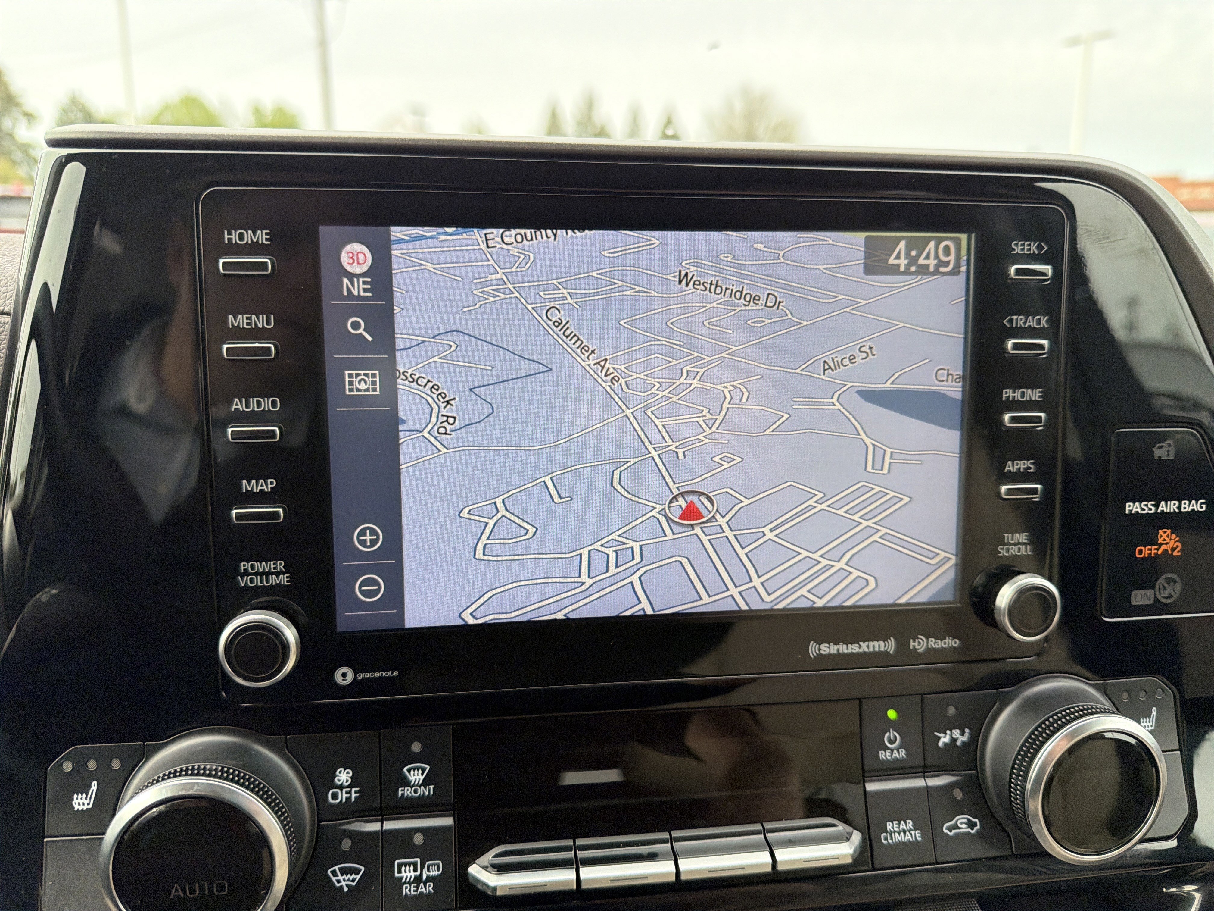 Used 2022 Toyota Highlander XLE AWD/4WD image 18