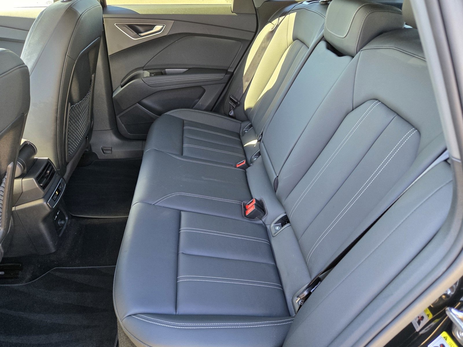 Used 2024 Audi Q4 e-tron Premium w/ Convenience Package image 9