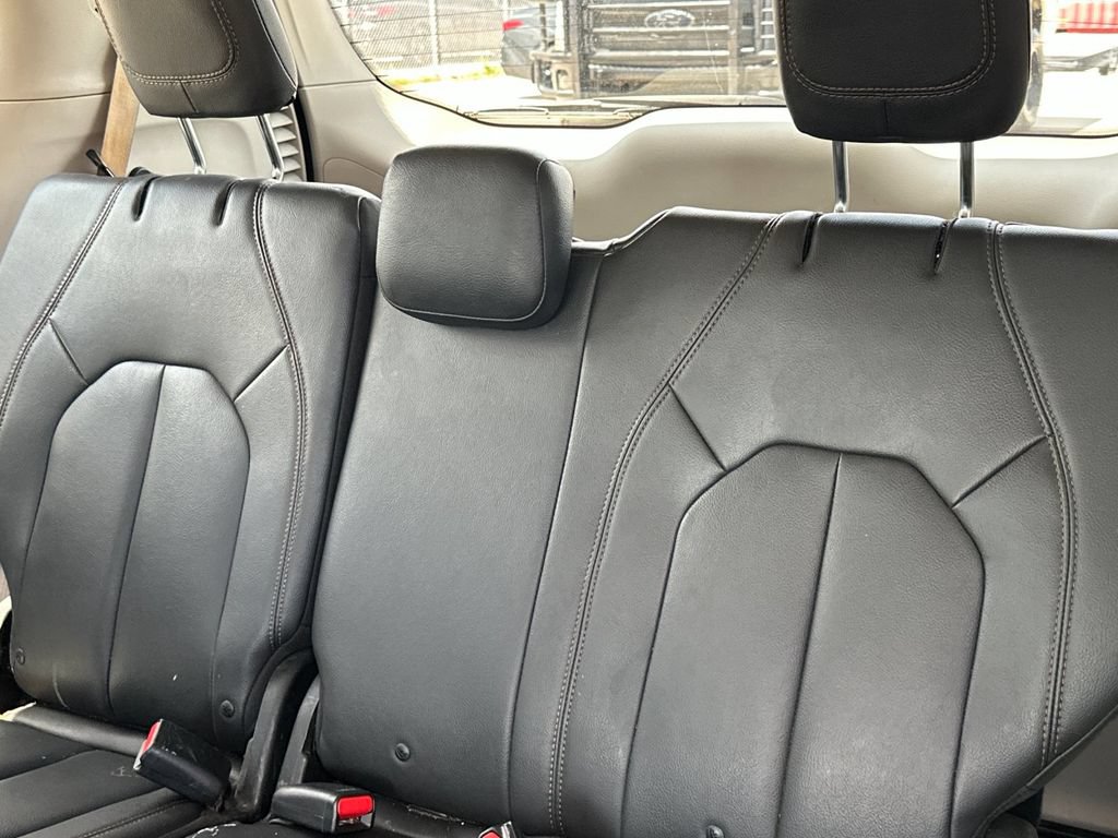 Used 2017 Chrysler Pacifica Touring-L FWD image 15