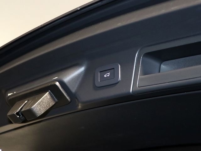 Used 2023 Land Rover Range Rover Velar R-Dynamic S image 31