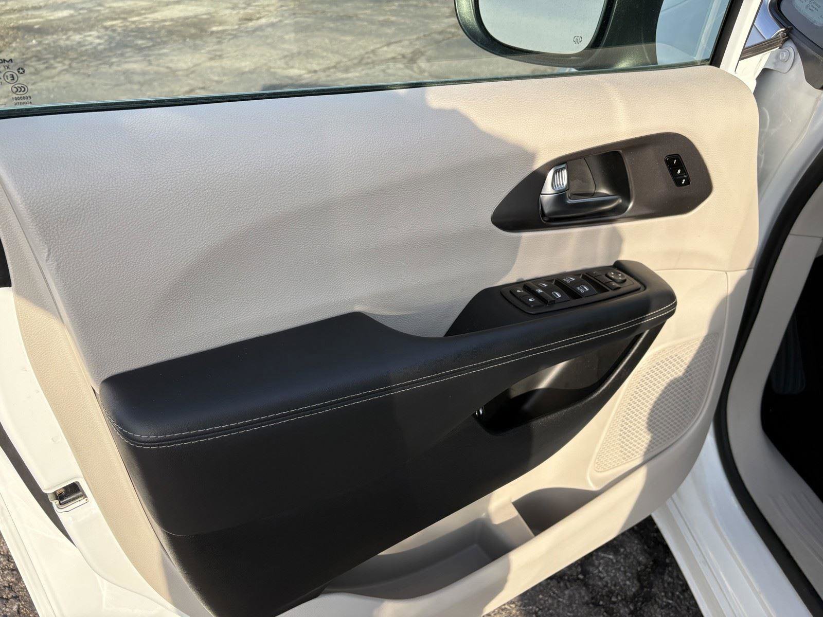 Used 2023 Chrysler Pacifica Touring-L image 13