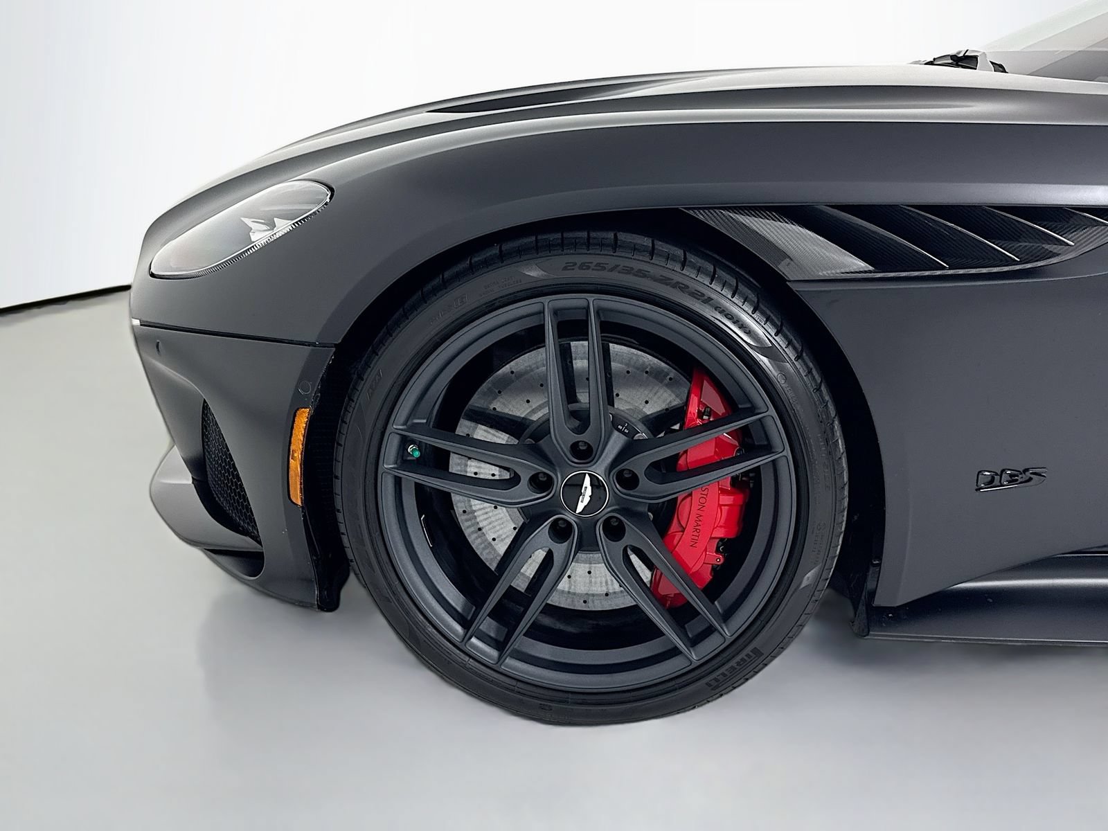 Used 2023 Aston Martin DBS Coupe RWD image 9