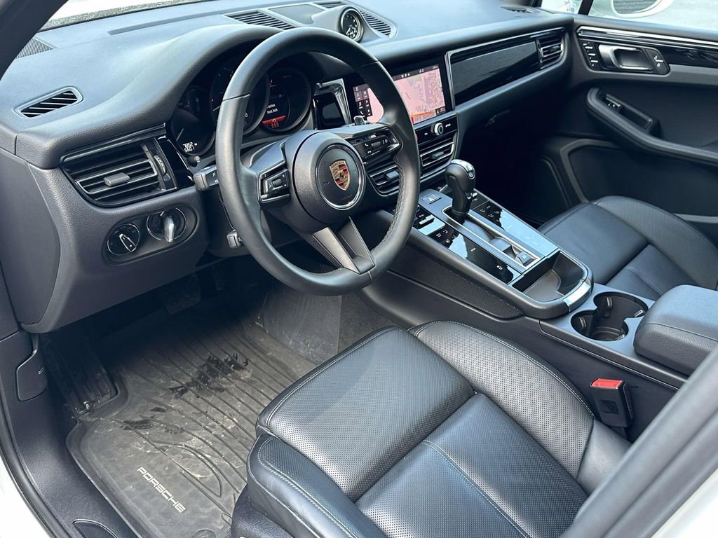 Certified 2025 Porsche Macan image 12