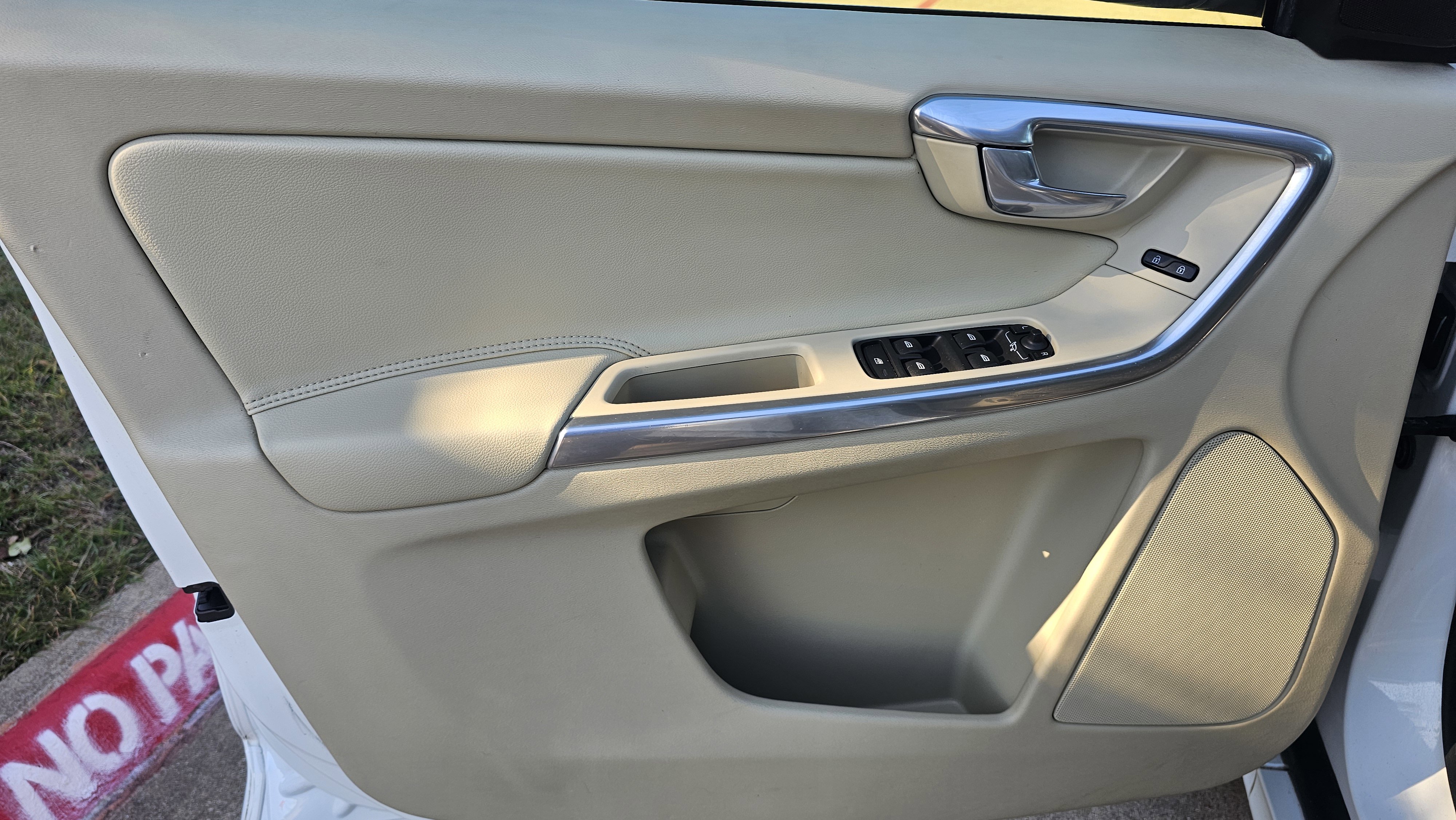 Used 2015 Volvo XC60 T5 Platinum image 27