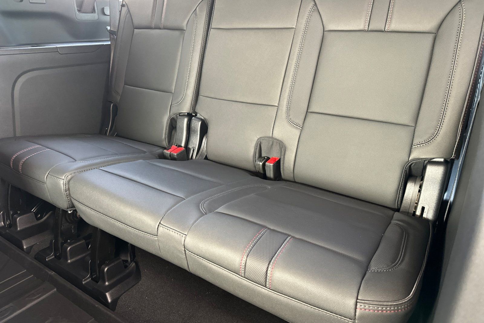 New 2026 Chevrolet Suburban RST image 17