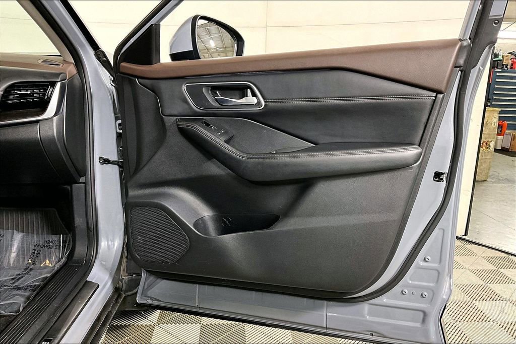 Used 2022 Nissan Rogue Platinum w/ Head-Up Display Package image 24