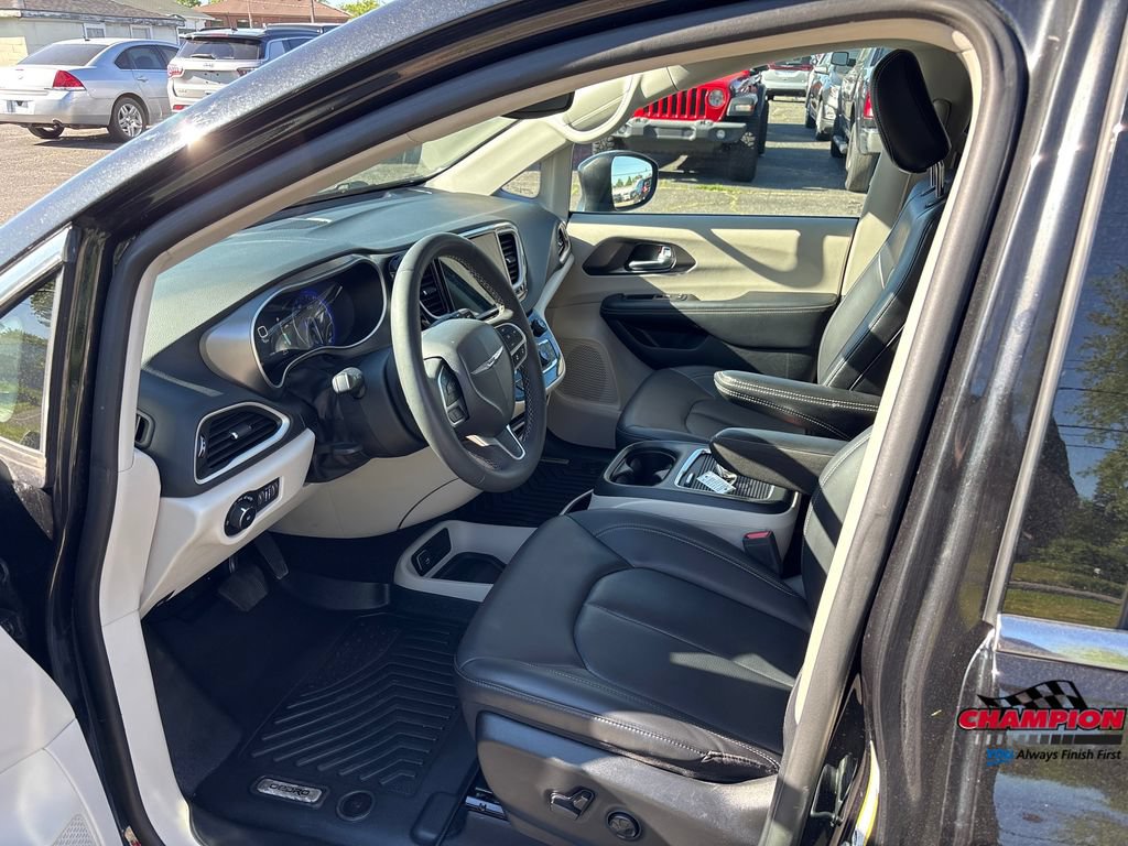 Used 2023 Chrysler Pacifica Touring-L FWD image 7