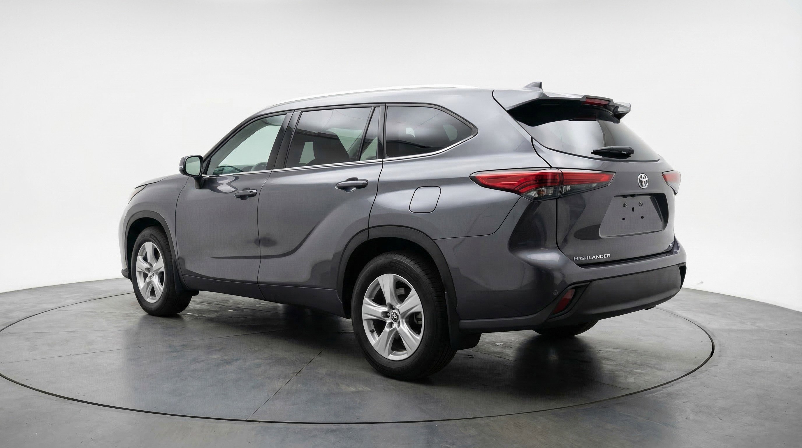 Used 2025 Toyota Highlander LE image 6