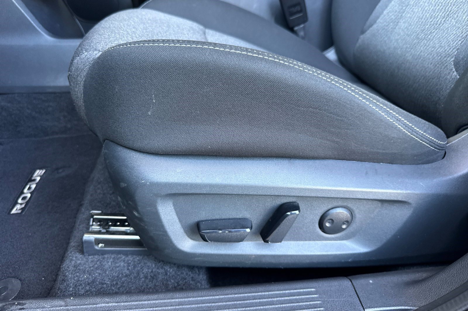 Used 2025 Nissan Rogue SV AWD/4WD image 15