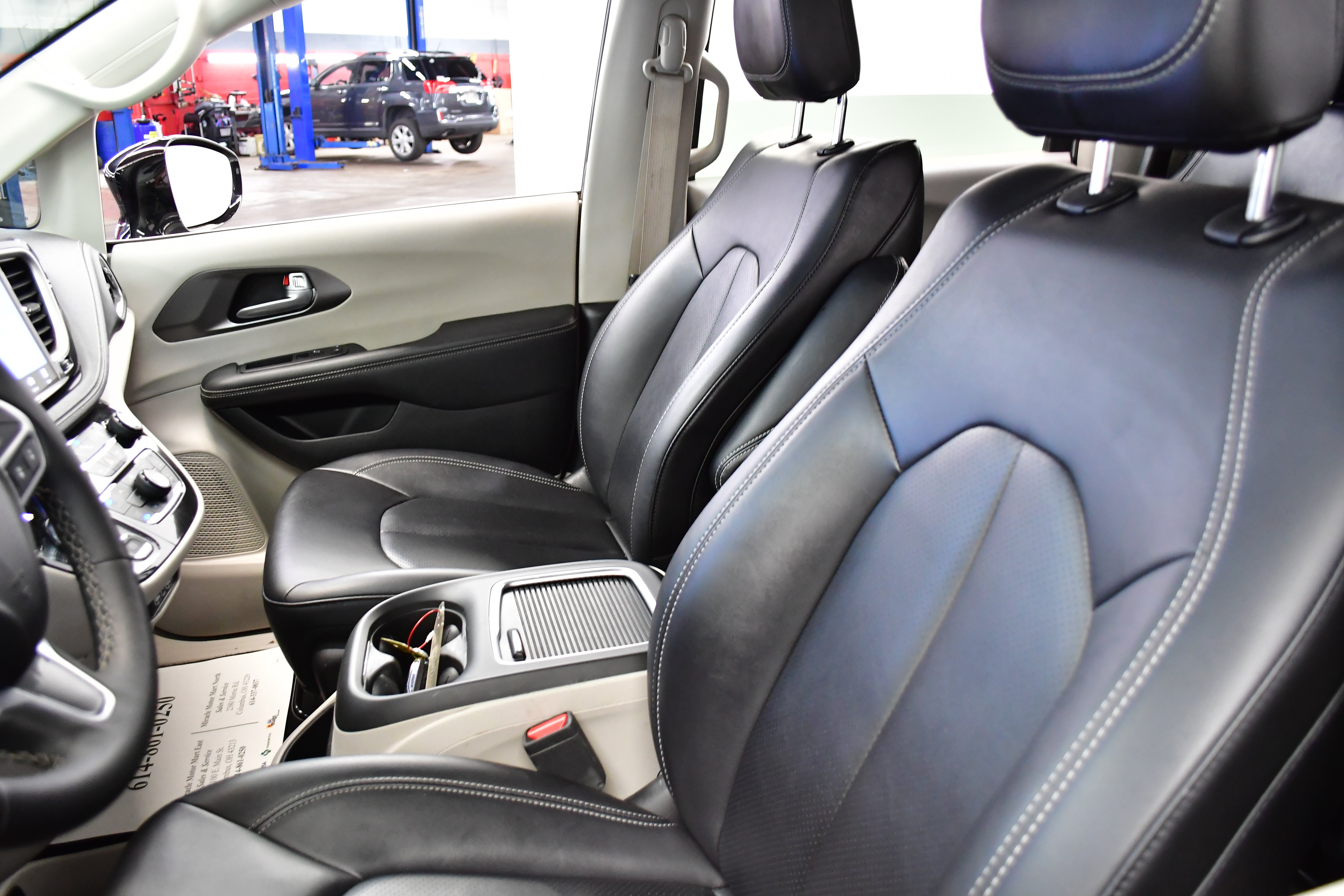 Used 2024 Chrysler Pacifica Touring-L FWD image 11