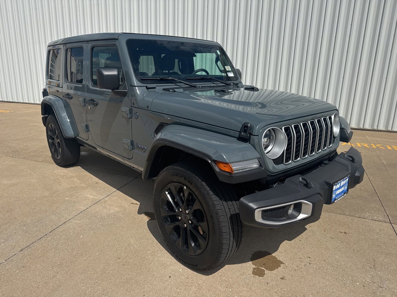 Used 2025 Jeep Wrangler Unlimited Sahara w/ Safety Group AWD/4WD image 2