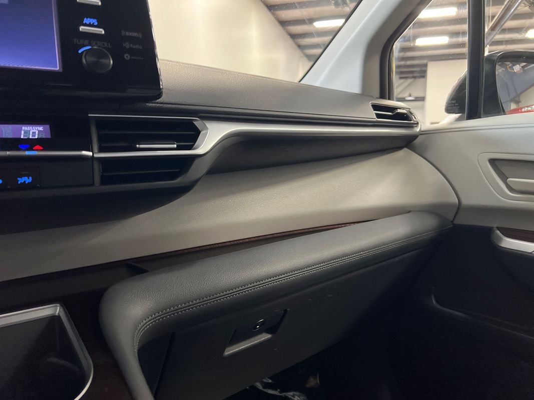 Used 2021 Toyota Sienna LE image 91