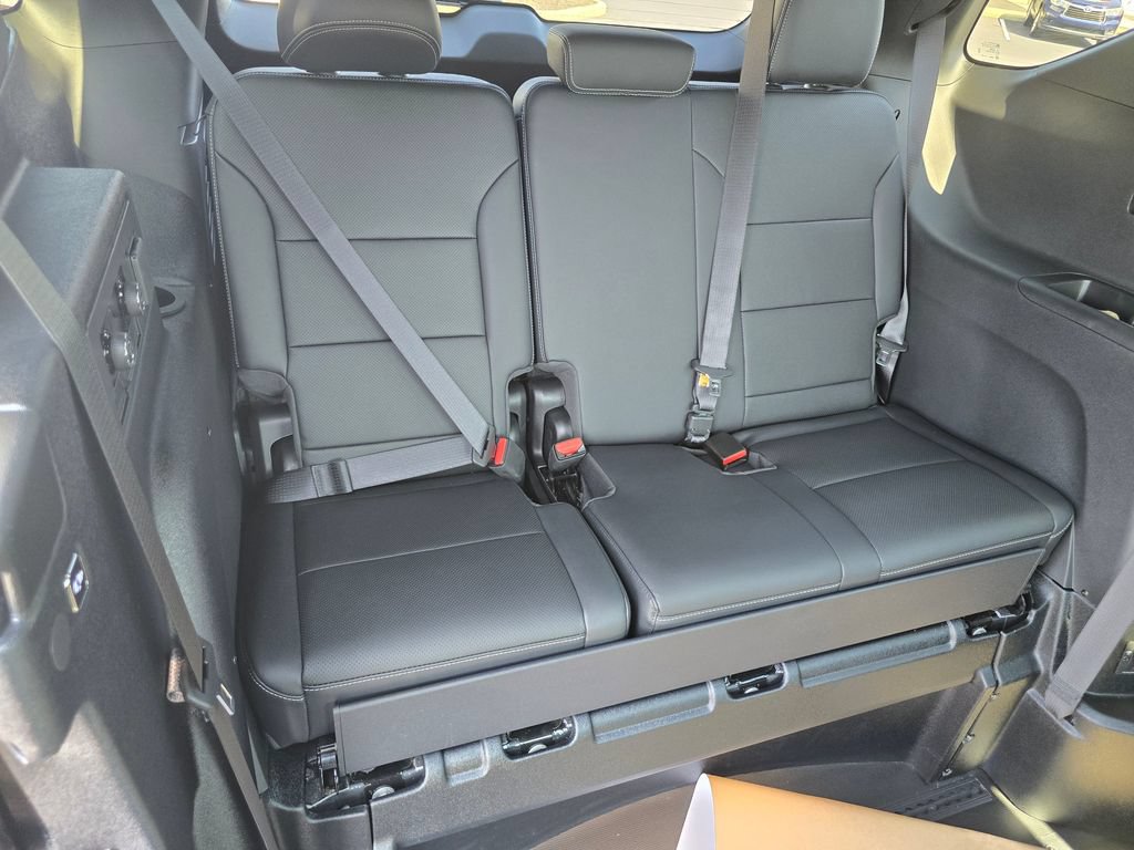 Used 2026 Chevrolet Traverse LT w/ Midnight/Sport Edition FWD image 17
