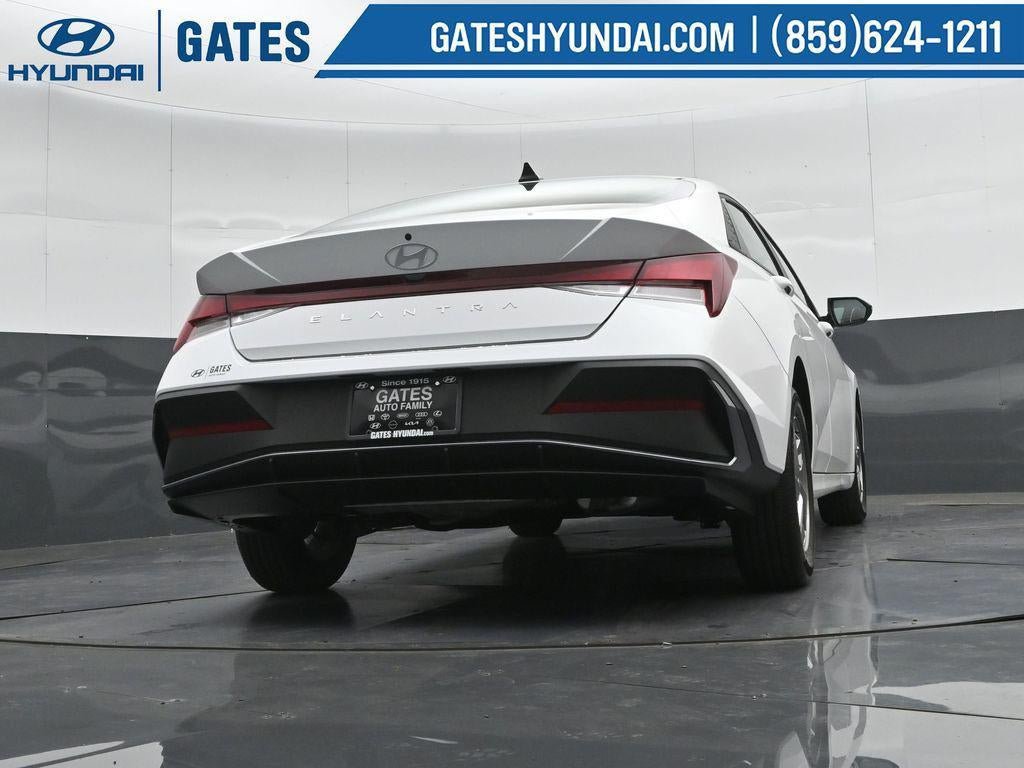 New 2026 Hyundai Elantra SE FWD image 32