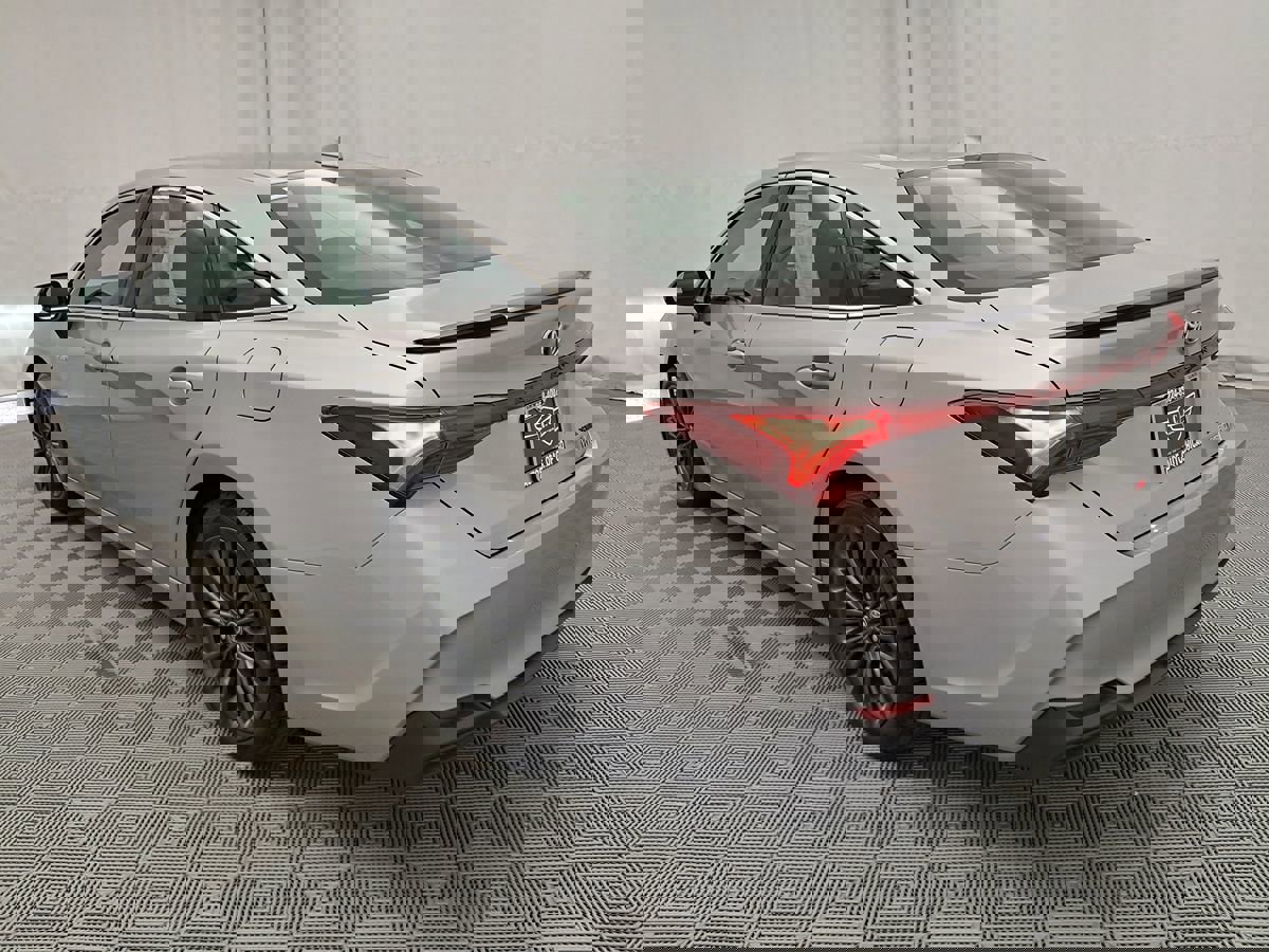 Used 2021 Toyota Avalon XSE image 4