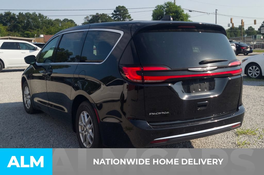 Used 2024 Chrysler Pacifica Touring-L FWD image 4