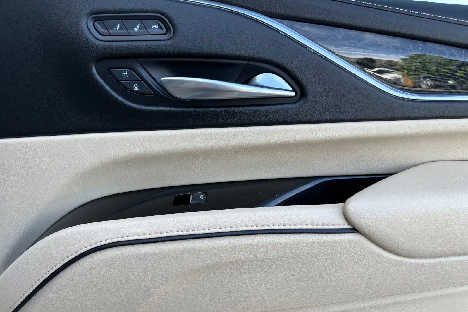 Certified 2021 Cadillac Escalade ESV Premium Luxury w/ Driver Assist Tech Package AWD/4WD image 23