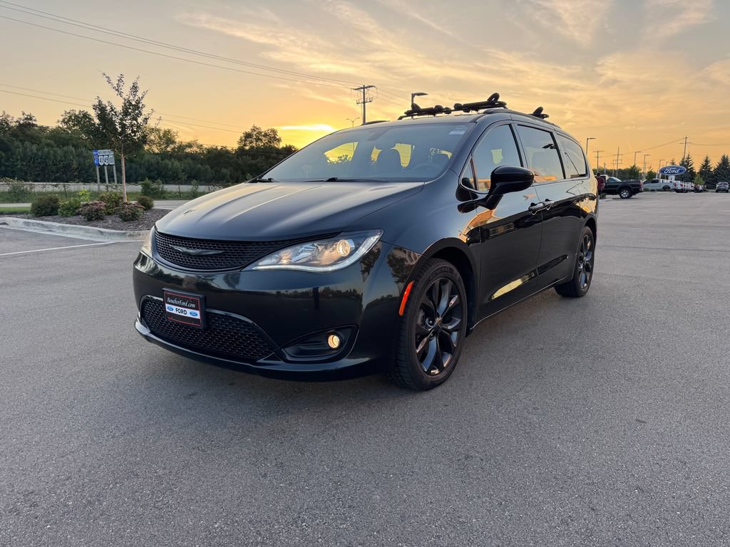 Used 2020 Chrysler Pacifica Touring w/ S Appearance Package FWD image 2