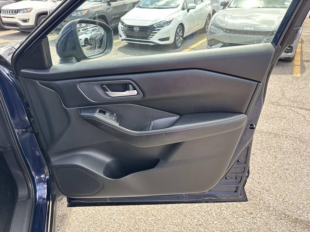 Used 2024 Nissan Rogue SV image 14