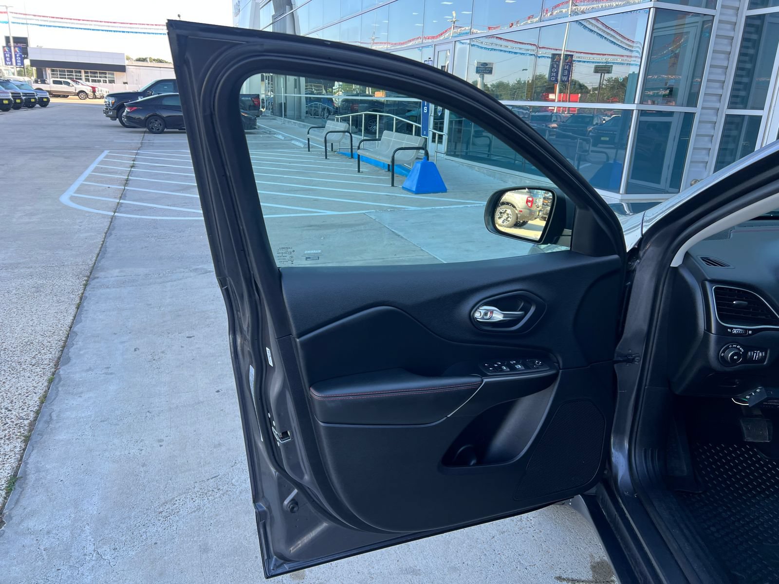 Used 2020 Jeep Cherokee Trailhawk AWD/4WD image 10