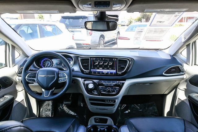 Used 2023 Chrysler Pacifica Touring-L FWD image 13