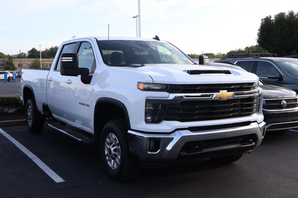 Used 2025 Chevrolet Silverado 2500 LT w/ Convenience Package AWD/4WD image 3