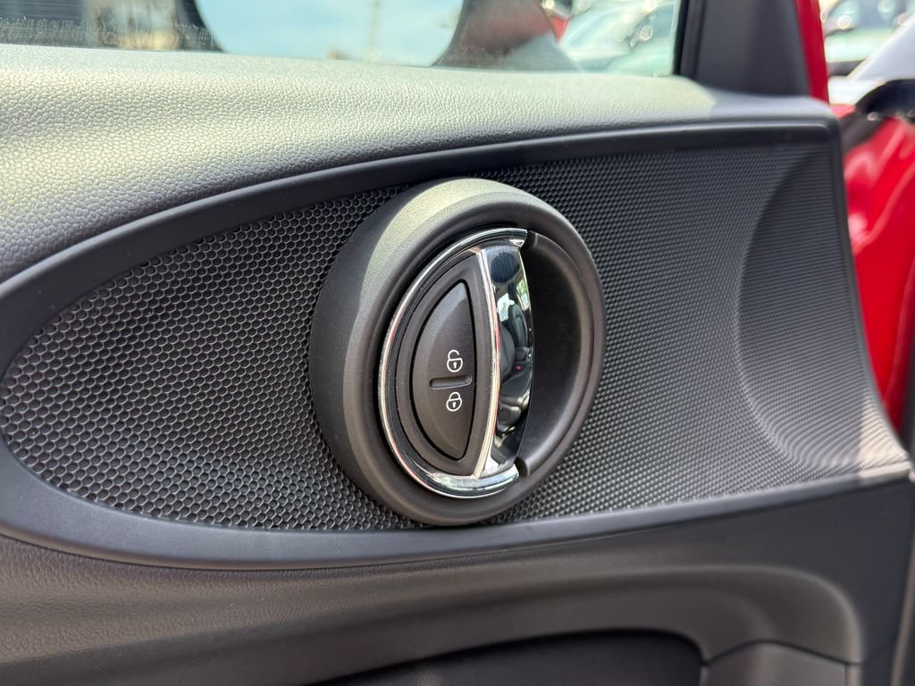 Used 2017 MINI Cooper Clubman ALL4 AWD/4WD image 18