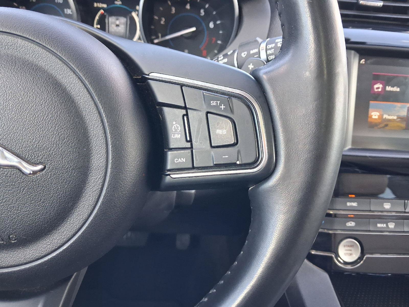 Used 2018 Jaguar F-PACE Premium AWD/4WD image 39