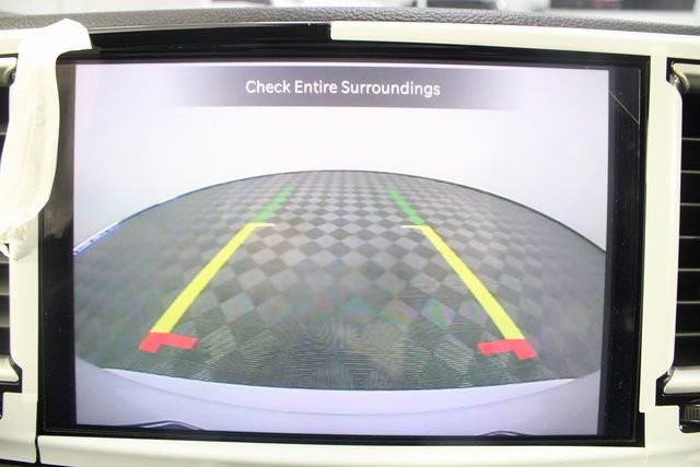Used 2024 Chrysler Pacifica Select image 3
