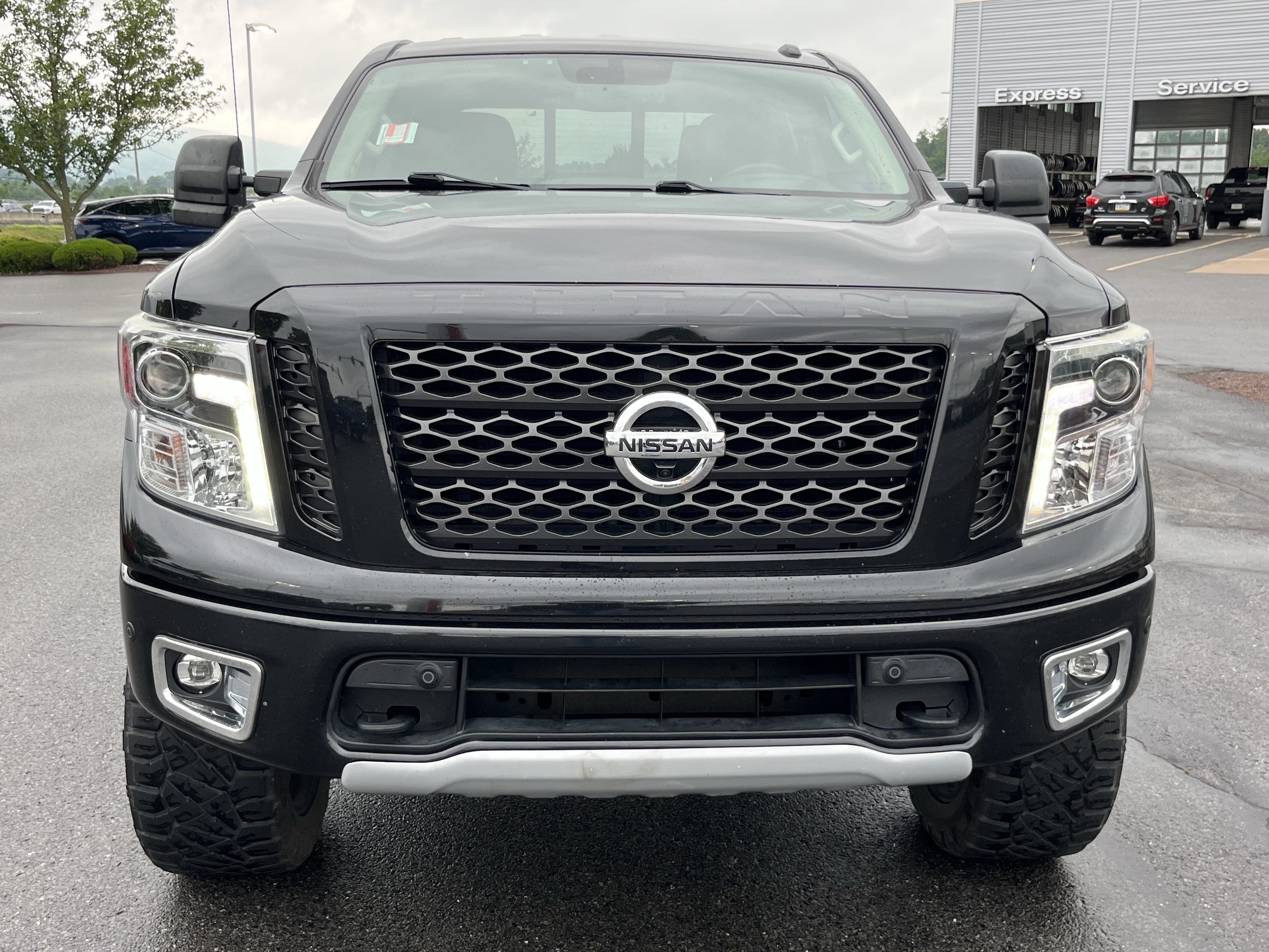 Used 2019 Nissan Titan PRO-4X w/ Pro-4x Convenience Package AWD/4WD image 11