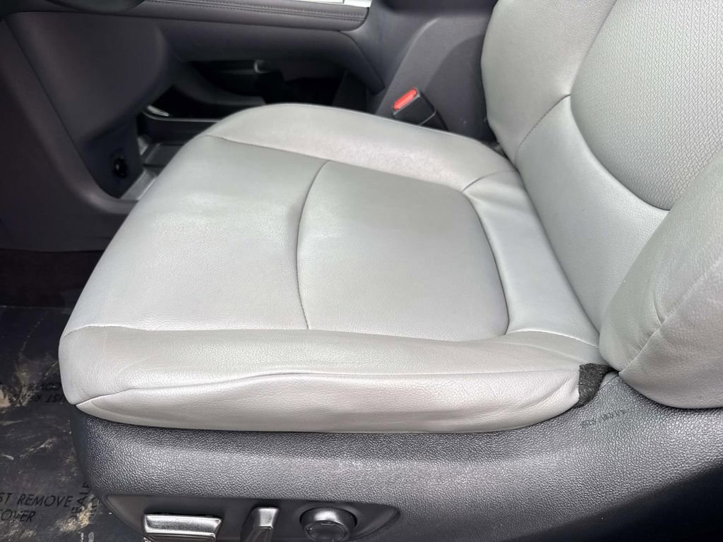 Used 2023 Toyota Sienna XLE image 24