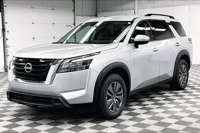 Used 2025 Nissan Pathfinder SV FWD image 11