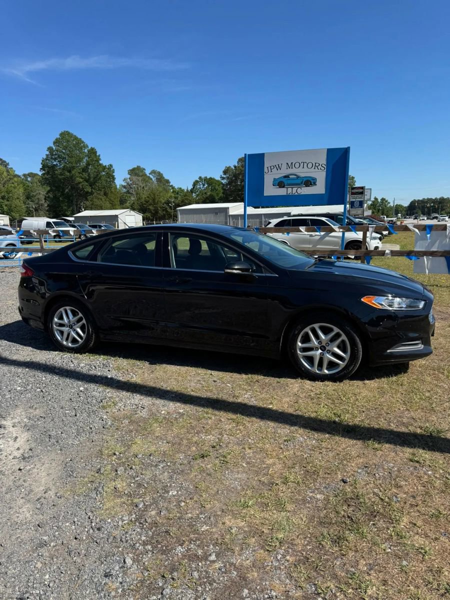 Used 2016 Ford Fusion SE FWD image 1