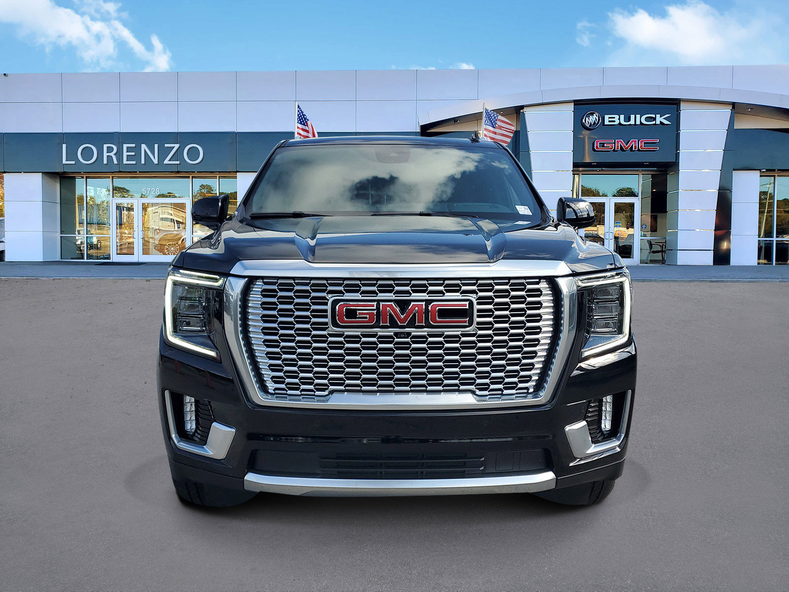 Used 2023 GMC Yukon Denali w/ Advanced Technology Package image 2