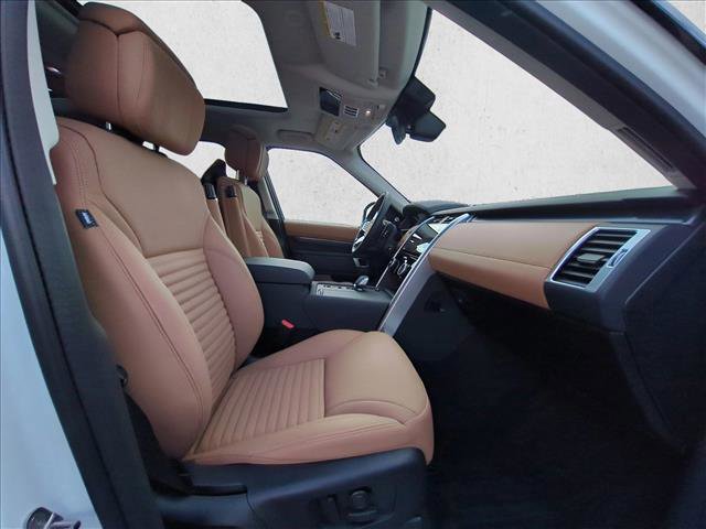 Used 2025 Land Rover Discovery Metropolitan Edition image 22