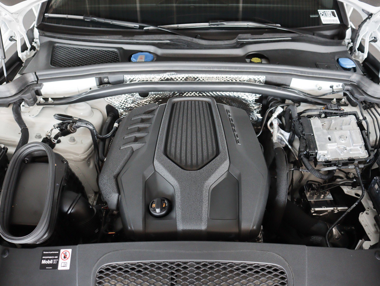 Certified 2025 Porsche Macan image 12