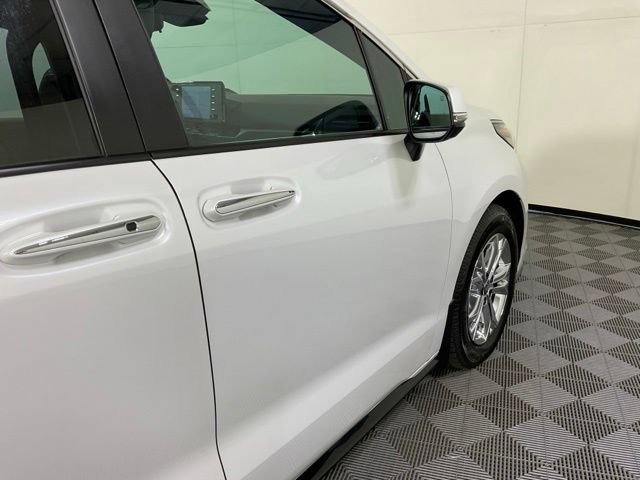 Used 2023 Toyota Sienna Platinum AWD/4WD image 7