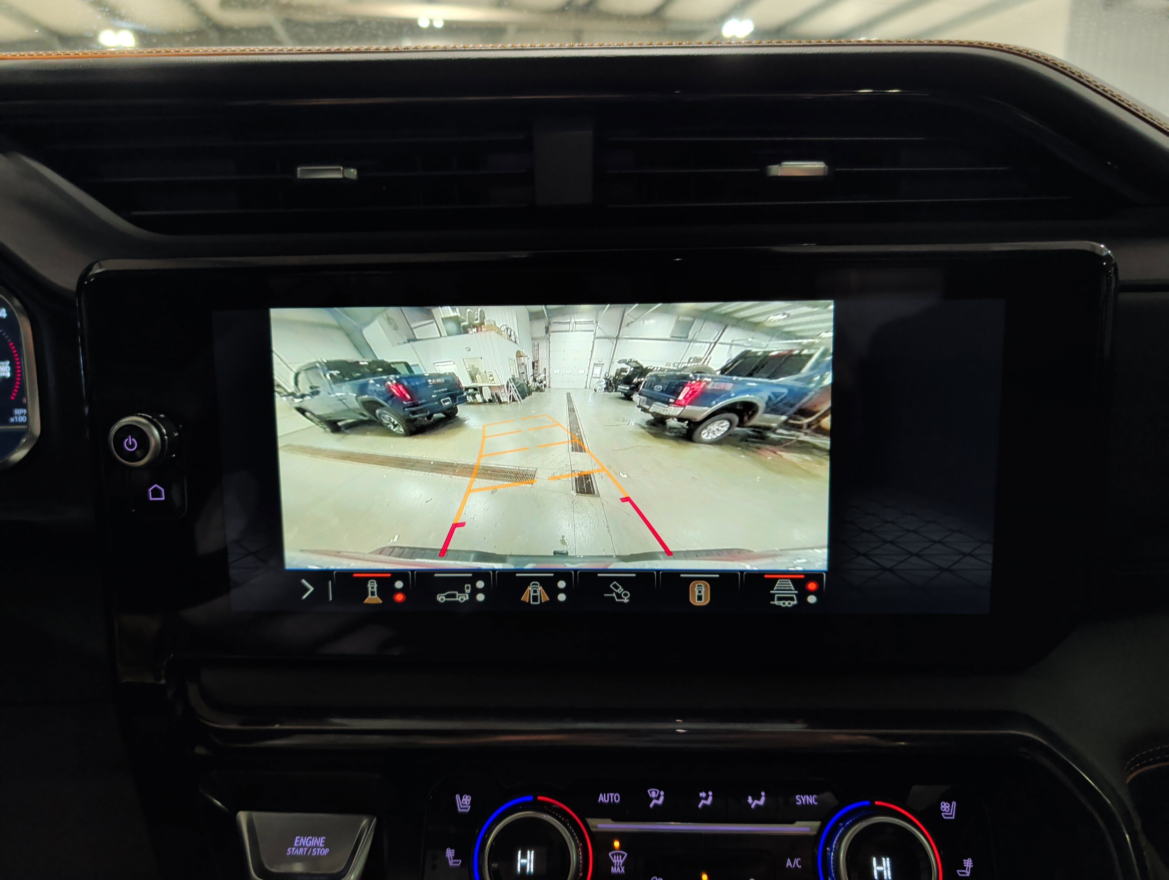 Used 2025 GMC Sierra 2500 AT4 image 13