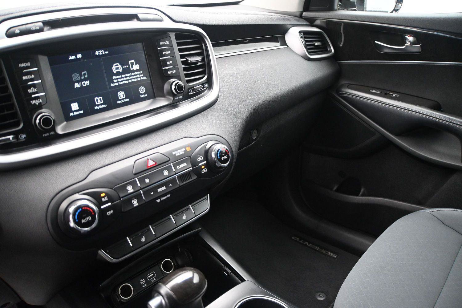 Used 2017 Kia Sorento AWD w/ LX Convenience Package image 4